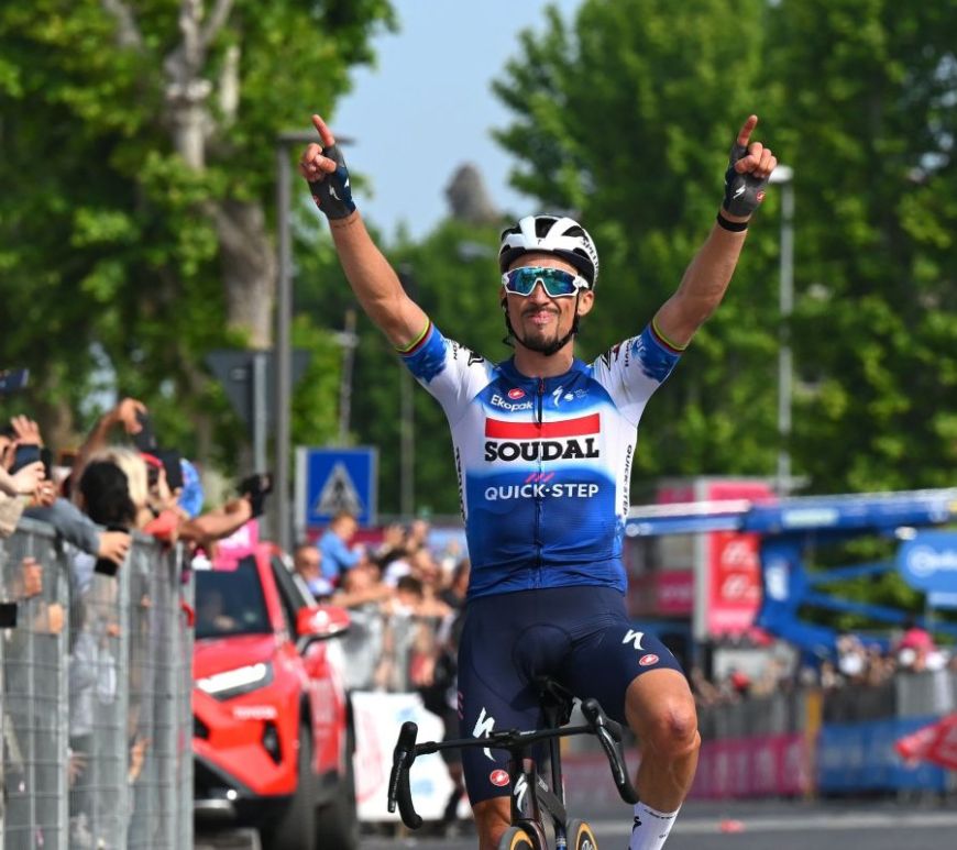Alaphilippe celebra el triomf a la 12a etapa del Giro Itàlia (M). Foto: Soudal Quick-Step | Tim de Waele/Getty Images