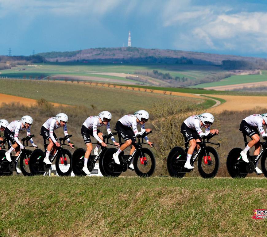 L'UAE durant la 3a etapa de la París-Niça. Foto: UAE Team Emirates | SprintCycling