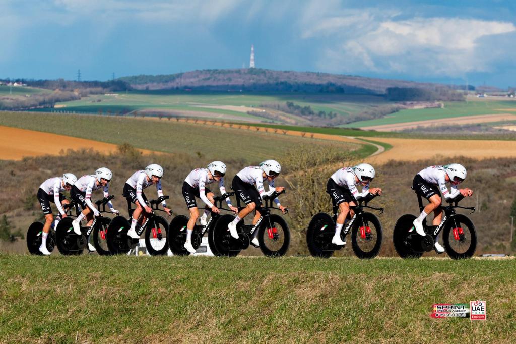 L'UAE durant la 3a etapa de la París-Niça. Foto: UAE Team Emirates | SprintCycling