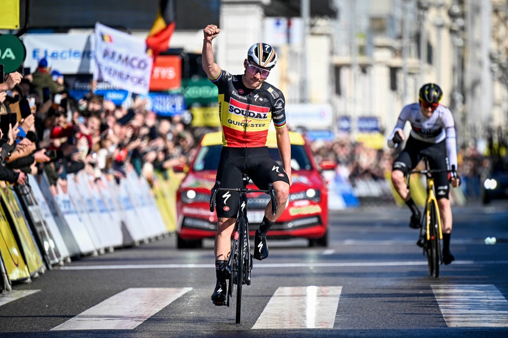 Evenepoel celebra la victòria a la 8a etapa i Jorgenson, a la general. Foto: París-Niça