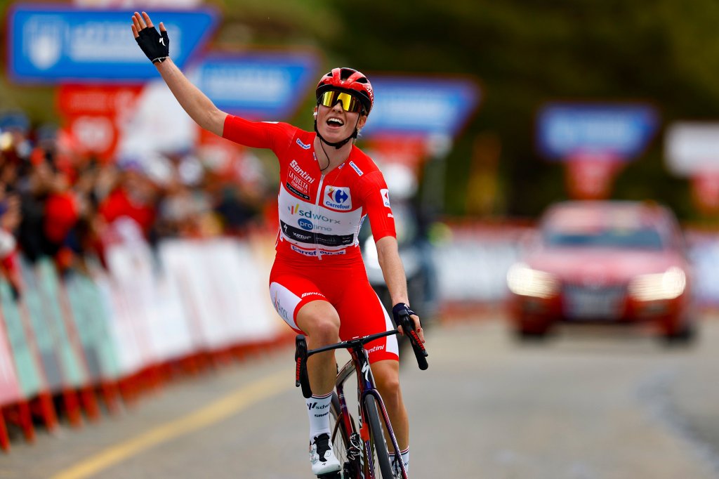 Vollering celebra la victòria a la 8a etapa i a la general. Foto: Volta Espanya (F) | SprintCycling